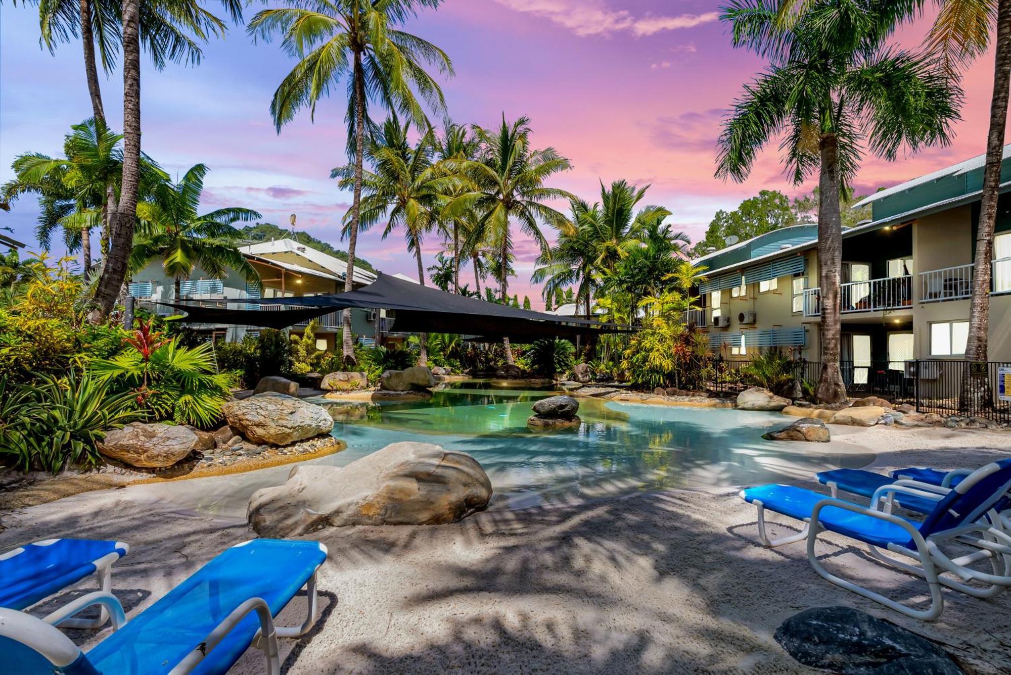 Wallaby Beach House - Resort-Style Comforts Trinity Beach Exterior photo